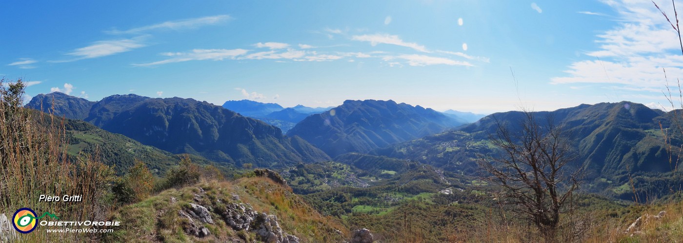 44 Vista panoramica dalla cima del Corno Zuccone verso sud sulla  Val Taleggio.jpg